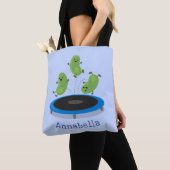 Fantastische groene bonen op trampoline-cartoon tote bag (Dichtbij)
