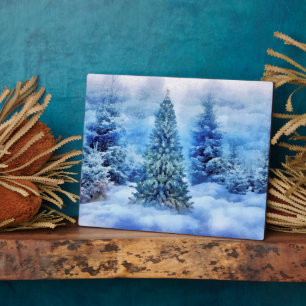 Fantastische kerstboom in sneeuw en wolken fotoplaat