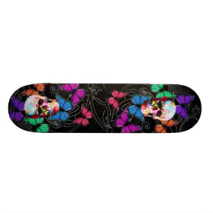 Fantastische schedel en gekleurde vlinders skateboard