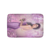 Fantastische vrouw met paarse bloemen Bath Mat (Voorkant)