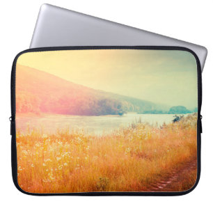 Fantastische woeste rivier met vers gras in de zon laptop sleeve