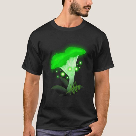 Fantasy Chanterelle Gloeiende Groene Paddestoel T-shirt (Voorkant)