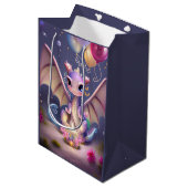 Fantasy Cute Kawaii baby dragon Medium Cadeauzakje (Voorkant Gekanteld)
