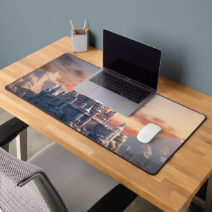 Fantasy digitaal kasteel in de bergen bureaumat