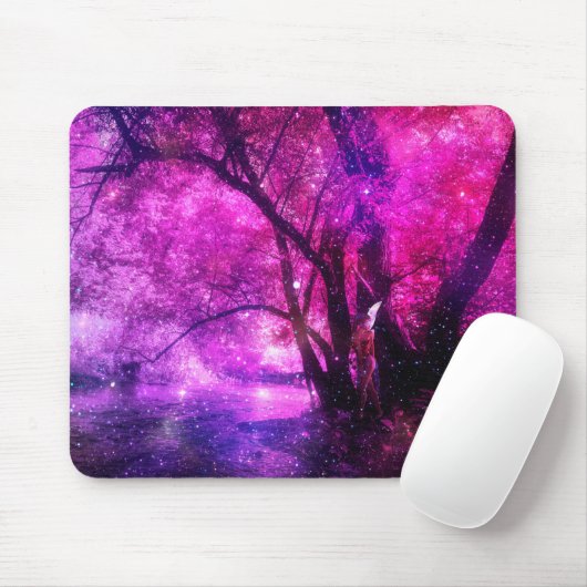 Fantasy fairy hide in roze bos nabij rivier muismat (Met muis)
