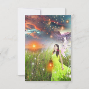 Fantasy fee die een lantaarn vasthoudt tijdens een