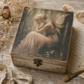 Fantasy Fee Sitting op een Houten Stam Decoupage Tissuepapier