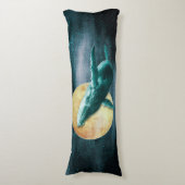 Fantasy Humpback Whale die naar de maan vliegt - L Lichaamskussen (Voorkant Verticaal)