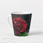 Fantasy rode rozen voor een waterval latte mok (Linkerhoek)