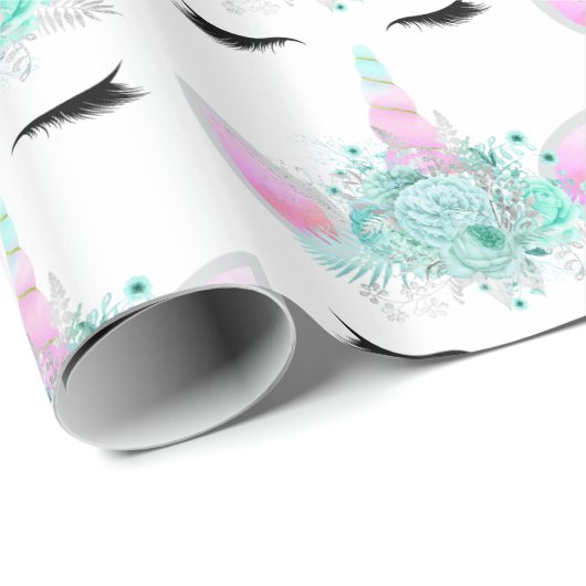 Fantasy unicorn staat voor getild partijtje cadeaupapier (Rol Hoek)