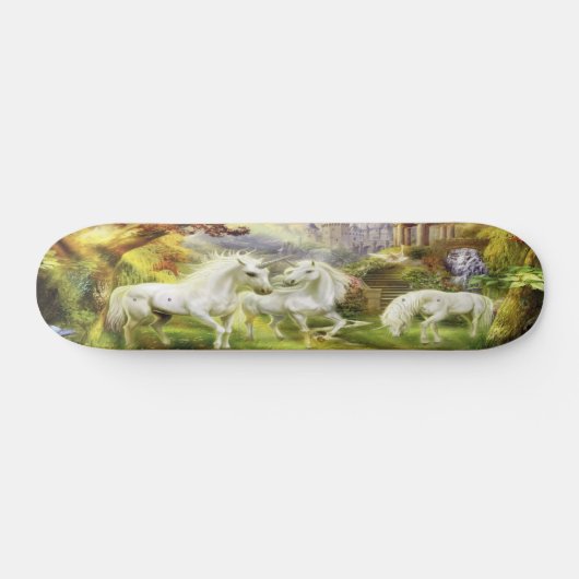Fantasy White Unicorns in Field Skateboard (Horizontaal)