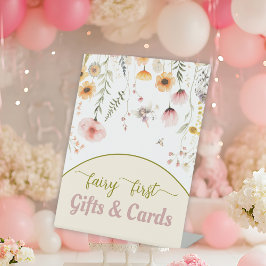Fantasy wilde bloem fee eerste cadeaus voetstuk bo reclamebord met voetstuk