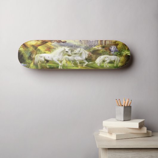 Fantasy Witte Eenhoorns In Veld Skateboard (Muurkunst (Horizontaal))