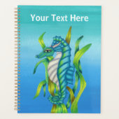 Fantasy zeepaardje met drakenhorens in zeewier bla planner (Voorkant)