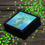 Fantasy Zeepaardzeewier Shades of Blue Cadeaudoosje<br><div class="desc">Deze houten geschenkdoos voor snuisterijen,  sieraden of cadeau geven heeft een  fantasiepaard in aquablauw met witte buik die groen zeewier op een waterachtergrond in blauwtinten vasthoudt. Pas jouw tekst aan met de sjabloon.</div>