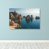 Faraglioni en Tonnara in Scopello, Sicilië Canvas Afdruk (Insitu (Houten vloer))