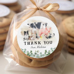 Farm Animals Kids Birthday Party Hartelijk dank Ronde Sticker<br><div class="desc">De zoete kinder feestdag voor de geboorte van de boerderij is een gunstig teken met een eenvoudige witte achtergrond,  elegante eucalyptusbladerij,  schattige waterverf boerendieren met een koe,  varken,  schapen,  hond,  kip,  konijn,  eend en een rooster,  en een makkelijk te personaliseren dankjewel sjabloon.</div>