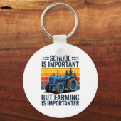 Farm Shirt But Farming Is Imrtanter Farmer Tractor Sleutelhanger (Voorkant)