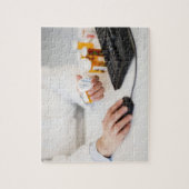 Farmaceutisch apotheker met pil flessen op compute legpuzzel (Verticaal)