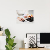 Farmaceutisch apotheker met pil flessen op compute poster (Thuiskantoor)