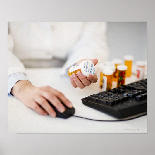 Farmaceutisch apotheker met pil flessen op compute poster (Voorkant)