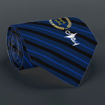 Farmacologie Professionele vormgeving Monogram Bla Stropdas<br><div class="desc">Een gepersonaliseerd blauw stropdas met streepjes,  op maat gemaakt voor apothekers,  met de voor- of achternaam-monogram in een faux gouden kreet.</div>