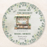 Farmer's Market Boerderij Stand Welkom Vrijgezelle Ronde Kartonnen Onderzetter<br><div class="desc">Mooi bos en salie groene eucalyptus en boetiek "She's Fresh Off the Market" Farmer's Market Vrijgezellenfeest ontwerp. Rustieke ouderwetse achtergrond aan de voorkant in combinatie met de met groen beladen houten standaard en de omliggende overhangende eucalyptus doet denken aan een openlucht Italiaanse of landelijke markt.</div>