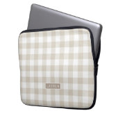 Farmhouse Beige Buffalo Check Monogrammen Laptop Sleeve (Voorkant Links)