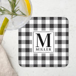 Farmhouse Black Buffalo Check Family Name Monogram Kartonnen Onderzetters<br><div class="desc">Aangepast ontworpen monogram papieren onderzetters met gepersonaliseerde monogram en familienaam op een zwart-wit buffelpatroon/vlecht/gingham.</div>