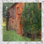 Farmhouse in Kammer door Gustav Klimt,  kunst Legpuzzel<br><div class="desc">Farmhouse in Kammer (Bauernhaus in Kammer am Attersee) (1901) door Gustav Klimt is een symbolisch schilderij van het Victoriaans tijdperk. Een uitzicht aan de buitenkant van een oud boerderij- of schuurgebouw met een boom, omheining, gras en tuinen. Over de kunstenaar: Gustav Klimt (1862-1918) was een Oostenrijkse symbolistische schilder en een...</div>