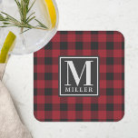 Farmhouse Red Buffalo Check Family Name Monogram Kartonnen Onderzetters<br><div class="desc">Aangepast ontworpen monogram papieren onderzetters met een gepersonaliseerd monogram en een familienaam op een zwart en rood buffel check/plaid/gingham controlepatroon.</div>
