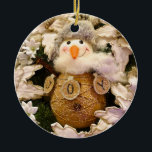 Farmhouse Rustic Burlap Snowman Poinsettia Holiday Keramisch Ornament<br><div class="desc">Viel het vakantieseizoen met deze welkome, leuke en feestelijke sneeuwman! Het foto-afbeelding op het keramische Ornament is een modern boerendeeg dat geïnspireerd is op een rustige glam sneeuwman met een schoot lijf, zachte sjaal en warm pet, perfect voor het weer bij de wijnstok! Ornament-vormige balletjes spellen JOY, en de glimlachende...</div>