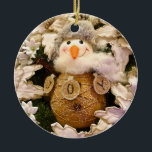 Farmhouse Rustic Burlap Snowman Poinsettia Holiday Keramisch Ornament<br><div class="desc">Viel het vakantieseizoen met deze welkome, leuke en feestelijke sneeuwman! Het foto-afbeelding op het keramische Ornament is een modern boerendeeg dat geïnspireerd is op een rustige glam sneeuwman met een schoot lijf, zachte sjaal en warm pet, perfect voor het weer bij de wijnstok! Ornament-vormige balletjes spellen JOY, en de glimlachende...</div>