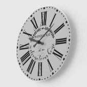 Farmhouse Style Laurel Monogramname Name Custom Grote Klok (Hoek)