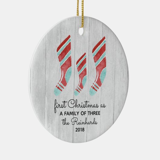 Farmhouse Woodsy Stocking New Baby Family of Three Keramisch Ornament (Rechts)