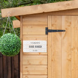 Farmhouse Ze Shed Craft Room Houten Kist Print<br><div class="desc">Perfect voor haar dat ze is weggegaan!! Dit schattige houten bord heeft een schattig tegel dat het een modern boerderijgevoel geeft. Dit teken kan met een naam en gevestigd jaar worden gepersonaliseerd gebruikend de aanpassingseigenschap.</div>