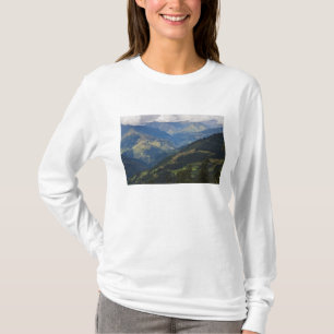 Farmlands en dorp in de Himalaya T-shirt