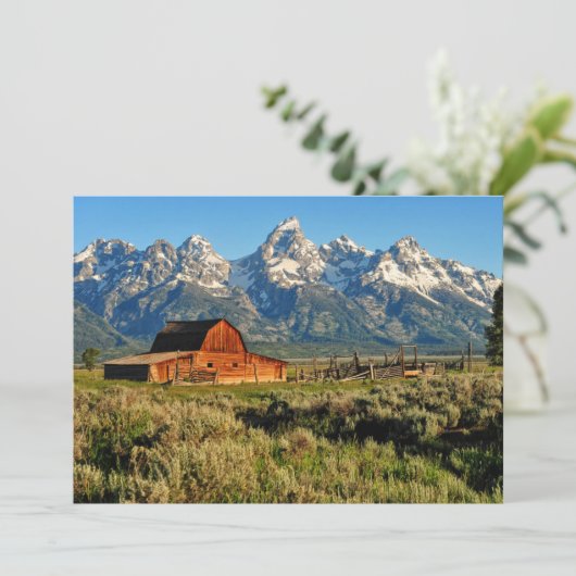 Farms Barn Shadowed by Snow Capped Mountains Bedankkaart (Staand voorkant)