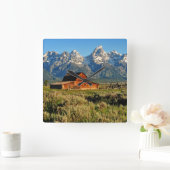 Farms Barn Shadowed by Snow Capped Mountains Vierkante Klok (Huis)
