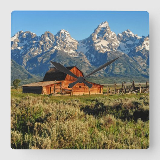 Farms Barn Shadowed by Snow Capped Mountains Vierkante Klok (Voorkant)
