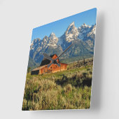 Farms Barn Shadowed by Snow Capped Mountains Vierkante Klok (Hoek)