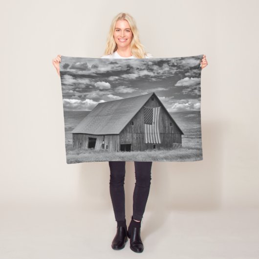 Farms | BW American Flag Barn Scene Fleece Deken (In situ)