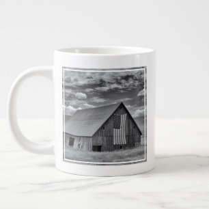 Farms   BW American Flag Barn Scene Grote Koffiekop