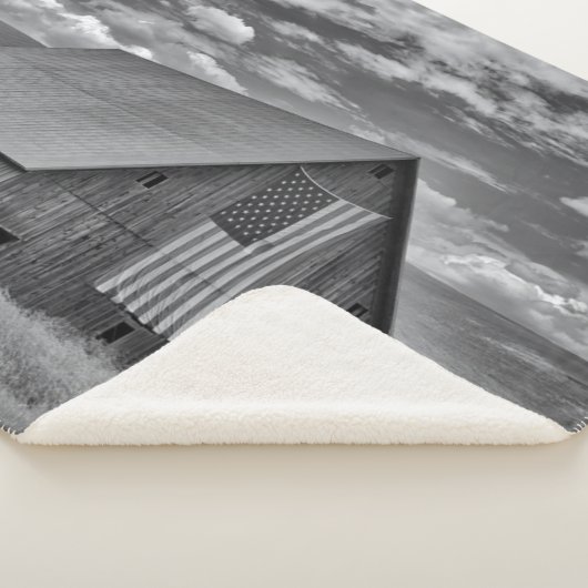 Farms | BW American Flag Barn Scene Sherpa Deken (3/4)