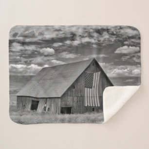 Farms   BW American Flag Barn Scene Sherpa Deken