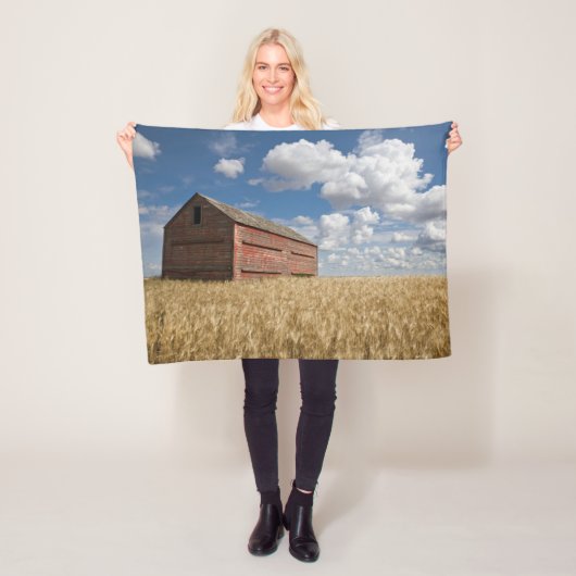 Farms | Old Red Barn in Wheat Field Fleece Deken (In situ)