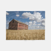 Farms | Old Red Barn in Wheat Field Fleece Deken (Voorkant (Horizontaal))