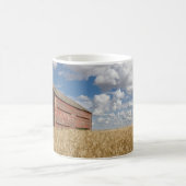 Farms | Old Red Barn in Wheat Field Koffiemok (Center)