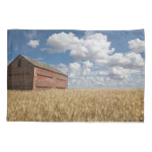 Farms | Old Red Barn in Wheat Field Kussensloop (Achterkant)