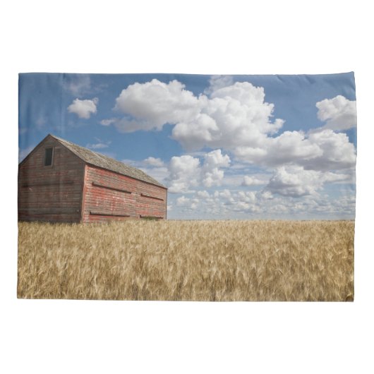 Farms | Old Red Barn in Wheat Field Kussensloop (Achterkant)